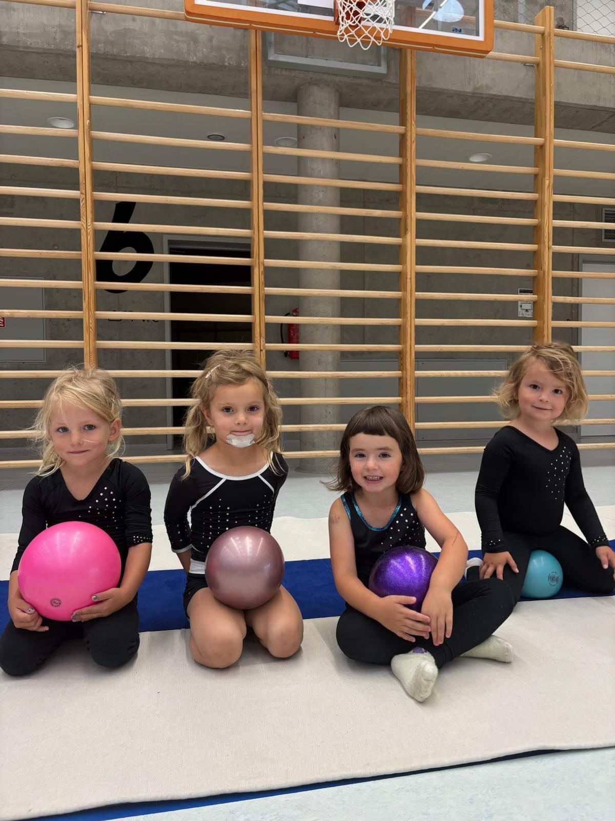 Čtyři nejmenší gymnastky s barevnými míči